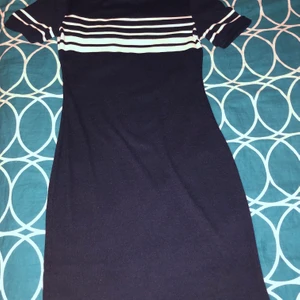Tajt klänning  - Färgen är Marinblå med vita sträckar. Den är köpt 3 dagar sedan men är inte använd.