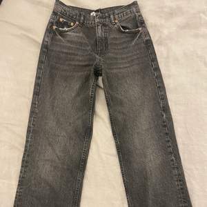 Populära raka jeans ifrån zara i storlek 34. Sitter low waist och är långa i benen. Är 165 cm och de sitter perfekt på mig! Säljer pga att de inte kommer till användning. Säljer för 200 kr (priset kan diskuteras).