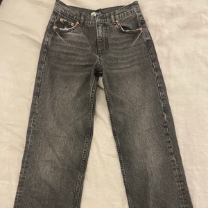 Gråa jeans från Zara - Populära raka jeans ifrån zara i storlek 34. Sitter low waist och är långa i benen. Är 165 cm och de sitter perfekt på mig! Säljer pga att de inte kommer till användning. Säljer för 200 kr (priset kan diskuteras).