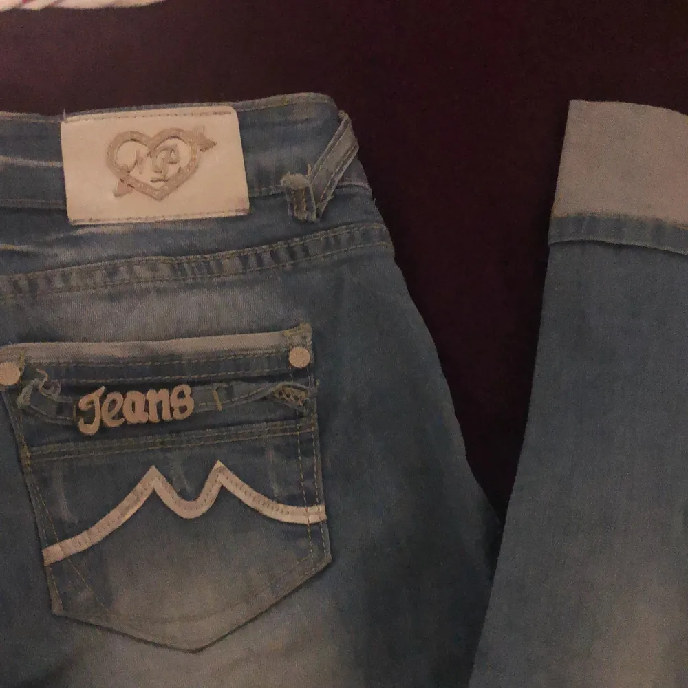 Säljer dessa jeans eftersom de inte kommit till användning och är inte min stil! Jätte coola där bak som man ser på bild tre. Jätte fint jeans material. . Jeans & Byxor.
