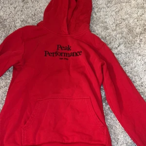 Peak performance röd - Röd peak performance Hoddie. Hoodien är i storlek 160 och är nästan inte andvänd. 