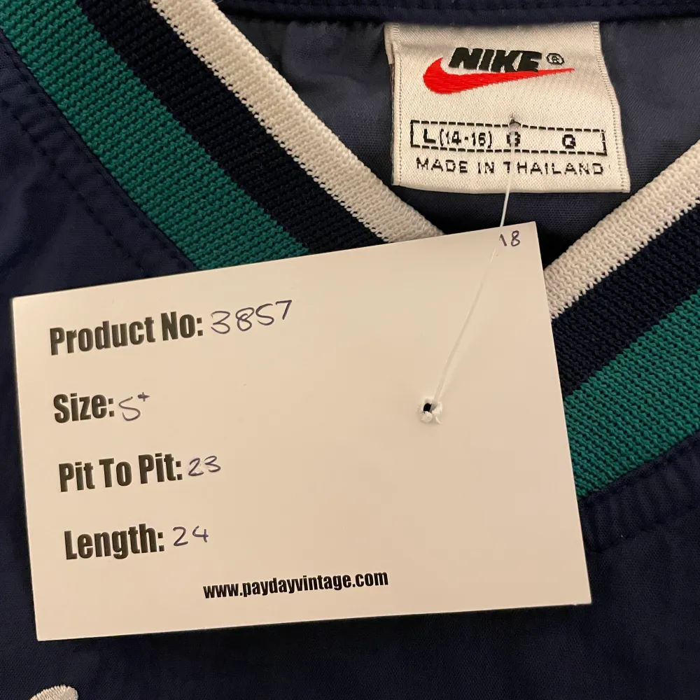 Nike windbreaker köpt på @paydayvintage. Bra skick.. Jackor.