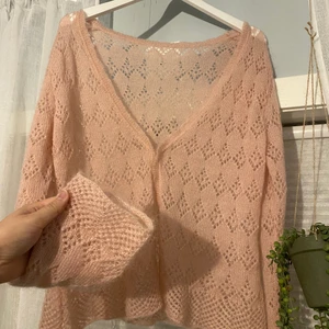 rosa kofta - fin kofta med coolt mönster, har tyvärr aldrig använt den :(!! köpt på secondhand 