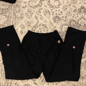 champion byxor - ett par ascoola byxor från champion med knappar på sidan! köpta på beyond retro och använda ett fåtal ggr 💕 en defekt vilket är den lilla slitningen på bild tre som är på nedre delen av rumpan :) jag har sytt in de i midjan så att de passar en s-m 