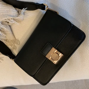 Axelremsväska - Väska som är sparsamt använd.