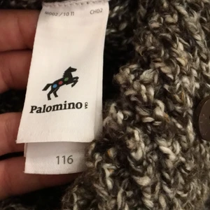 En stickad grå klänning  - Klänningen är använd 1 gång. Den är liten för mig och skön i material.