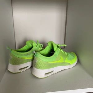 Nike thea sneakers - ✔️ Lappen på storlek borta men en liten 37:a. ✔️Väldigt fina, sparsamt använda. ✔️Skickas mot frakt elr. möts på Östermalm, Stockholm. 💕Kika gärna mina andra annonser ⭐️5/5 i omdöme 