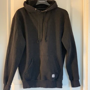 Svart hoodie  - Säljer denna hoodie som knappt kommer till användning, skriv vid intresse!😊
