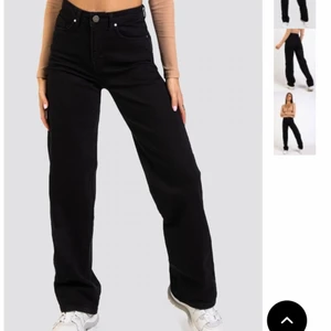 Vida jeans - High waist  - Säljer svarta raka jeans från madlady i EU38-L34. Använda 3 gånger. Dem går ända ner i marken på mig som är 173 cm. (Om ni vill ha dem skickade tillkommer 66kr i frakt)