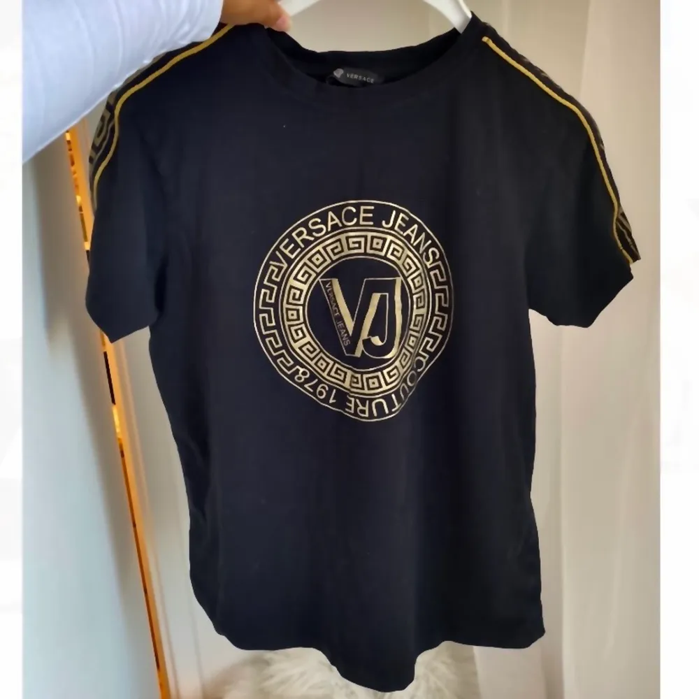 Svart Versace t-shirt med guld detaljer. Storlek 38. Inga defekter.. T-shirts.