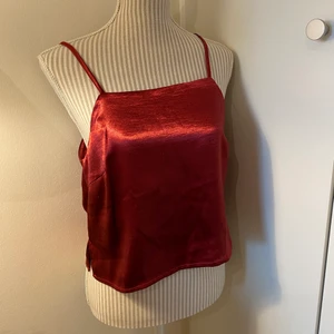 RÖD TOPP - Tycärr lite sliten på flera ställen se bild 2 och 3. Liten slits på sidorna super fin💖