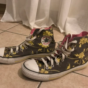 Converse all star skor - Säljer mina converse all star skor. Endast andvända 2 gånger och är i nyskick. Skorna är i strl 39 men passar även en 38 och en liten 40. Om du vill ha fler bilder eller har några frågor  skriv privat. Om fler är intresserade blir det bud💕