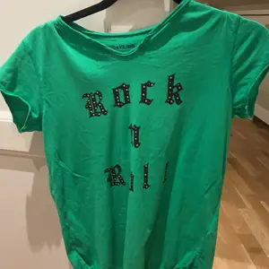 En fin t shirt från Zadig volitare! Den är i en klar grön färg! Den är såklart äkta! Nypris: 700kr!
