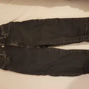 Ett par jeans som har hål i knäna och säljs för att de inte används 