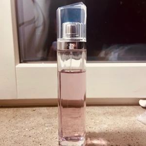 Hugo boss parfym  - Ca 3/4 kvar. En parfym jag verkligen älskar, men tyvärr får jag inte bruk för den längre :) 