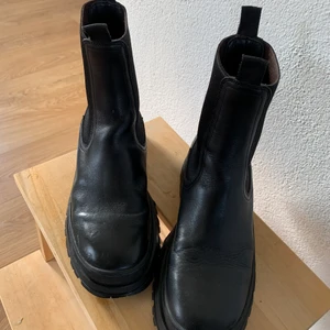 Arket boots, stövlar strl 38 - Svarta boots från Arket i storlek 38. De är använda men i väldigt fint begagnat skick, inga större defekter förutom en liten reva framtill på ena skon (se bild). De är också noggrant rengjorda och putsade! 
