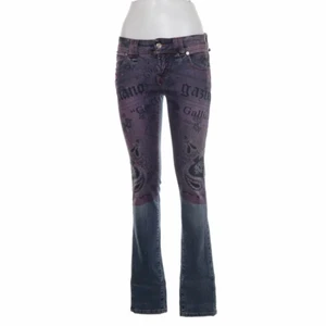 Galliano lowwaisted jeans  - Fick hem dessa ifrån sellpy idag och tyvärr var de för långa för mig. är 164 men har korta ben tyvärr. superfina och ser som nya ut. Endast testade! Jag möts upp i Stockholm