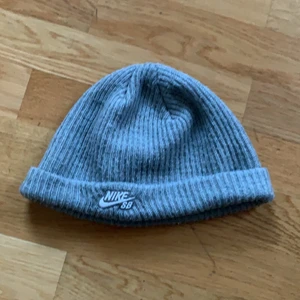 Nike sb fisherman beanie - En Nike beanie som passar till höst och vår, sitter som på tredje bilden. Använd mycket men bra kondition.