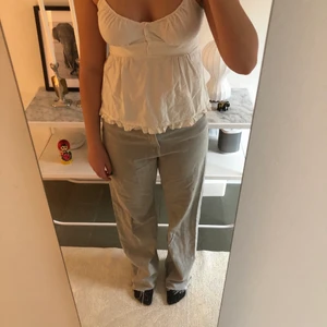 Ljus gråa brallor🎸 - Dessa super wowwiga brallor ifrån zara har nästan aldrig kommit till användning av mig, och tänkte därför sälja! 