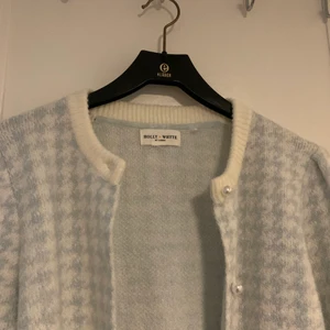 Stickad kofta  - Holly&white kofta som är väldigt bekväm och fin! 