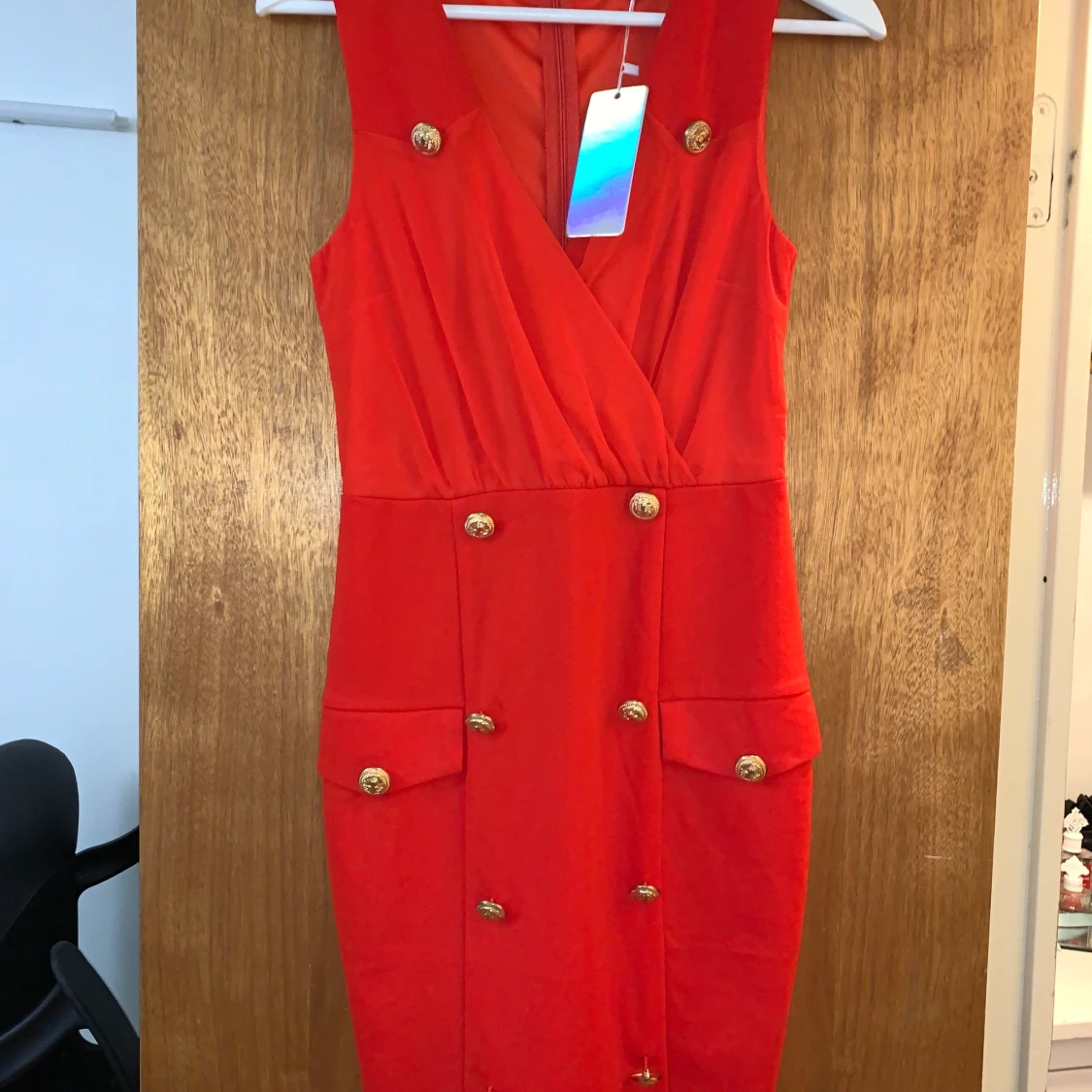 Röd klänning med gulddetaljer , hollies