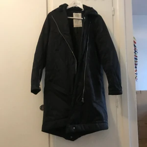 Täckjacka från weekday - Rak modell, täckjacka från weekday, går till ovanför knäna precis på mig som är 169