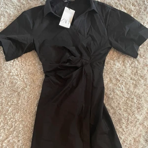 Skjortklänning zara  - En svart oanvänd skjortklänning. Tightare i kjolen, slits på sidan 