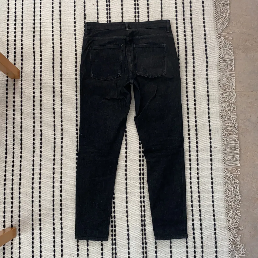 Svart-gråa jeans från COS i storlek 31!. Jeans & Byxor.