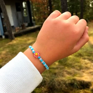 Flower flow armband homemade  - Hemmagjord,Jag har sänkt priset än det vanligtvis kostar(vanligtvis kostar det 30) Det är bra kvalitet!