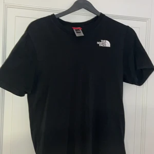 The North Face T-shirt  - North face tshirt i väldigt bra skick. Använd ett fåtal gånger 