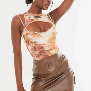 Brown Tie Dye Bodysuite - En body i brun Tie Dye! Unik och sitter jättebra. Frakt inräknat i priset🤎