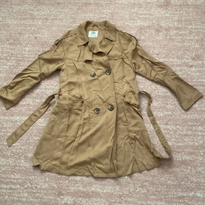 Beige kappa - Jätte snygg beige kappa från Zara. Använt några gånger. Jätte snygg men inte så varm. KÖPARE STÅR FÖR FRAKT