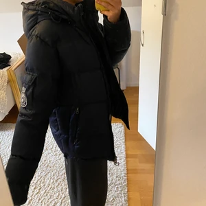 Svea dunjacka  - En jättevarm o mysig vinterjacka från Svea. Den är marinblå trots att den ser svart ut på bilderna. Väldigt bra skick i det hela men lite slitningar på tyget på luvan. Storlek S men skulle lika gärna kunna gå för XS-M! Nypris ca 1500 (Pris kan diskuteras😁😁)