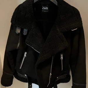 Svart mocka jacka från Zara  - Mocka jacka från Zara köpt förra året, använd endast en gång och i nyskick 😊 storlek XXL men passar mig som har M egentligen, 300 kr eller bud - för bilder på skriv i dm - köpt för 999kr