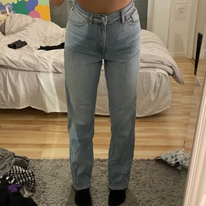 fina ljusblå jeans från weekday - jättefina ljusblå jeans från weekday, nästan oanvända, sitter jättebekvämt!