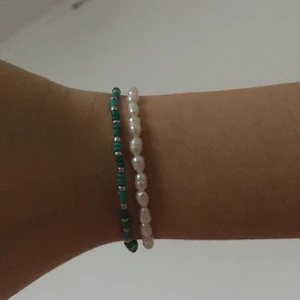 armband - säljer alla dessa armband av små och sötvattenspärlor 🐬 justerbar 💞 alla armband på bilden säljs, kontakta vid intresse!
