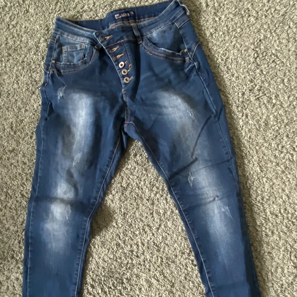 Coola lågmidjade jeans med detaljer . Jeans & Byxor.
