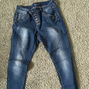 Coola lågmidjade jeans med detaljer 