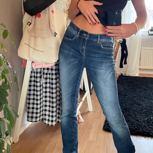 Mörkblå lågmidjade jeans - Super snygga lågmidjade jeans! Köpa secondhand. Midjemått 74cm sitter toppen på mig som är en xs-s! Köparen står för frakten🥰
