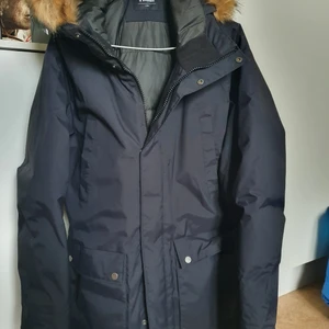 Svart Everest jacka - Oanvänd svart vinterjacka från Everest i storlek L, köpt för 1300kr mitt pris: 450kr(+frakt)