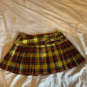 Rödgul tartan minikjol. - Punkig minikjol. Storlek xs. Välanvänd men i bra skick.