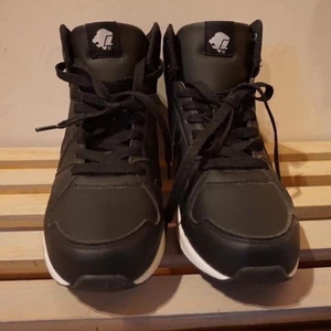 Skor - SÄLJER  Oanvänd skor i stl 39 för 350kr ingår med frakten. Pm vid intresse och kan mötas i Skövde och Skara