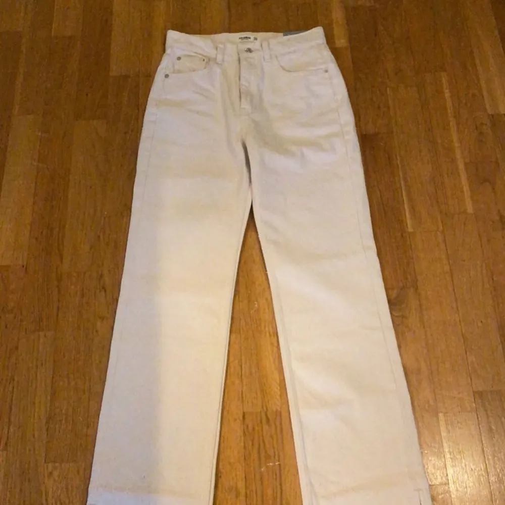 Ett par ljusa jeans helt oandvända pga för små. Jeans & Byxor.