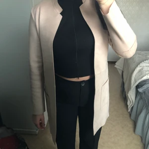 Skinnkappa från H&M strl 34 - Jättefin skinnkappa från H&M. Tyvärr finns ett litet streck på jackan och ena öglan till bandet är trasigt (se bilder) men den går lätt att laga. Var så när jag köpte den och jag har aldrig använt den🥰