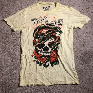 cool tshirt - ljusgul cool t-shirt från alcott tattoo i storlek L