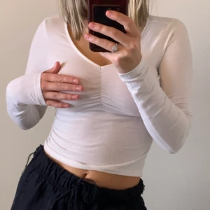 Vit tröja  - En vit tröja från hm! Passar till allt☺️