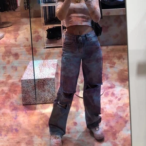 Baggy jeans - Oversized baggy jeans med slitningar. 💗 jag är 158 cm