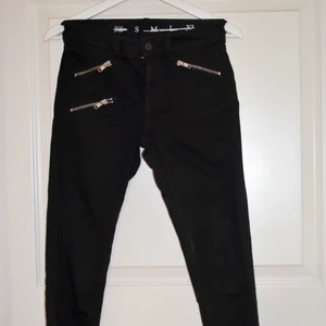 Svarta jeans - Svarta jeans från bikbok. Fint skick. 