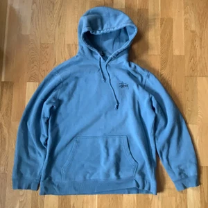 Stussy hoodie L - Blå stussy hoodie stlk L, med två små hål på baksidan av ena armen, se bild 3. Pris kan diskuteras 