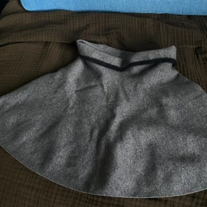 Zara ullkjol  - Grå kjol som är perfekt att ha nu i höst. Tog bort storlekslappen för den var obekväm men den är i storlek S.